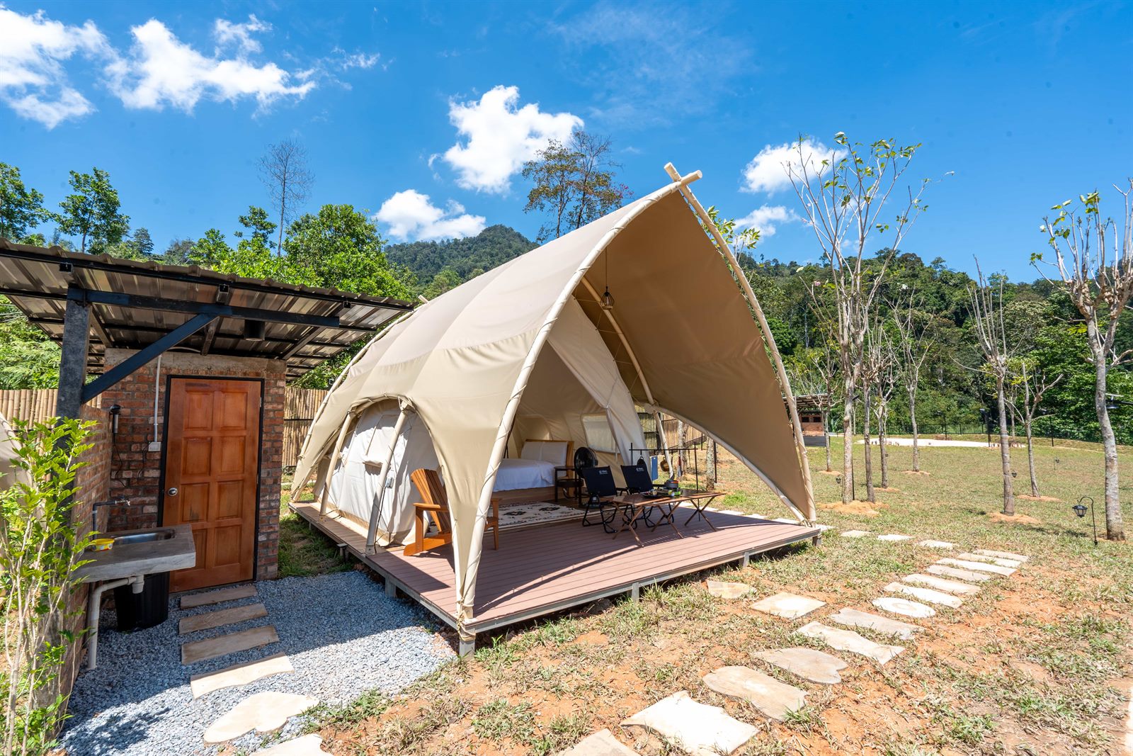 Lù Yīng Retreats